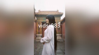 大奶短发丝袜美女水-嫩鲍鱼坐在上面好会摇