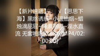 女上露脸面对大鸡鸡，发情少妇使劲往逼里塞