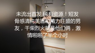 人妻少妇露脸发骚不让儿子睡觉激情啪啪，跟狼友互动撩骚，淫声荡语撸起大鸡巴舔弄，吃奶舔逼无套抽插好刺激，