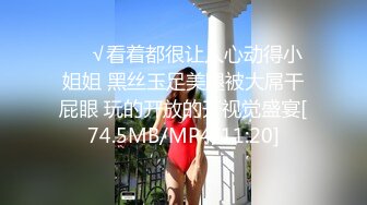 黑丝韵味熟女级别，隔着紫色的纱布一起摇，诱惑的很，主动掰穴还很粉，道具自慰