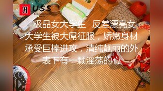 【熟女探花】新晋探花两个小伙第一炮就来3P，风骚美人妻，身材苗条妩媚妖娆，前后夹击轮番上场好劲爆