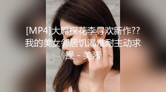 居家女友穿了一层纱，趴下服侍男友的服服帖帖