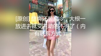 花臂纹身娇小身材贫乳美女小姐姐，性感开档黑丝高跟鞋，振动棒抽插坐在浴室地上自慰，跪着翘起美臀摆弄