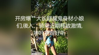 在出租屋里掰开白皙长发女友的双腿狂插