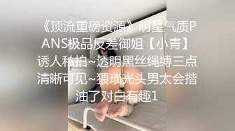 小骚逼和炮友开房约操，主动舔屌玩弄蝴蝶逼，近距离特写大屌抽插，一进一出淫水多多。