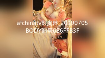 哺乳期的少妇，逼肥奶大水又多，一个人在家陪狼友发骚，大长茄子抽插骚穴高潮喷水，挤奶水给狼友喝好刺激