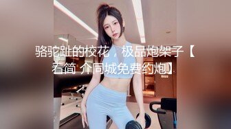 风吟鸟唱嫩模丝丝坐在沙发上玩逼拍写真被摄影师和导演弄到床上一个舔一个用手玩