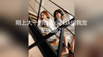 经典爆摄队海边榻榻米蹲厕，美女们熟练的插进卫生棉