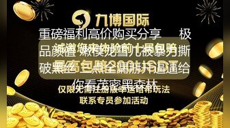 你的邻居阿姨可能是个露出、内心骚气的骚货，小区楼下亭子无内摸骚穴，小孩欢声笑语在旁边玩，风光啊！