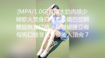 白裙超性感墨绿丁内美少妇