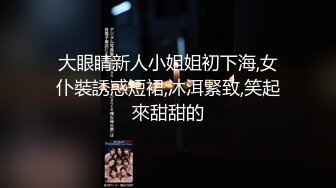 两个漂亮白嫩性感美女，争抢黑人的大屌，翘屁股轮流插无毛骚B