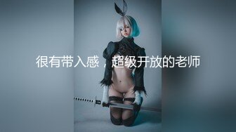 看着两个男人穿着她的 cosplay 学校泳装操夏海，直到他们两个都射在她的阴户里。