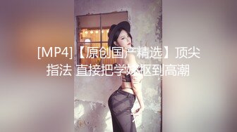 颜值丰满少妇来买衣服，没有试衣间直接拿到衣服就试穿，露出自己的两只大奶奶，监控拍下了这一幕！