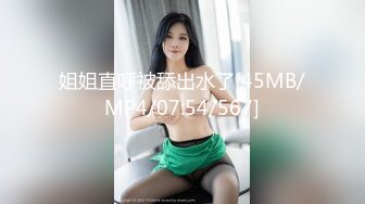 美妞厕所跪着给男友吃鸡鸡