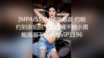 新来的少妇镜头前直播挣钱，与大哥激情啪啪，居家式的女人很有味道，把鸡巴舔硬后直接坐上来，被大哥后入爆草