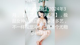 哺乳期的小奶妈全程露脸挤奶水给狼友看，大黑道具插进逼里不停搅拌