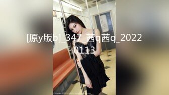 科技园女厕条纹衫浅红高跟眼镜美女,鲜嫩泛红的无毛唇肉直接开撸