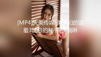 端庄大眼女友露脸椅子上，自己脱下内裤