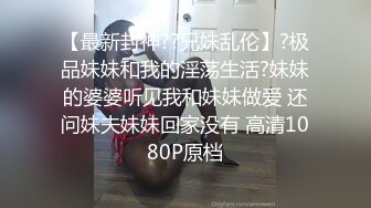 白皙美乳新人嫩妹两男一女3P大战，开档黑丝高跟鞋深喉口交，上位骑坐边操边口多种姿势换着操，铺上吸水垫喷水在上面