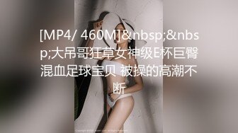 熟女妈妈网络兼职赚外快，开档丝袜高跟鞋诱惑，全程露脸听狼友指挥大黑牛自慰骚穴浪荡呻吟，表情好骚啊