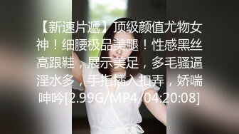 商场白色隔板全景后拍多位美女尿尿2 (3)