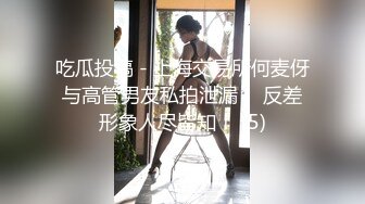 直接在厕所门口守候偷拍女同事尿尿