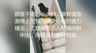 顶级反差女神〖娜娜〗最新露出挑战，人来人往商场地铁人前偷偷露出，紧张刺激！