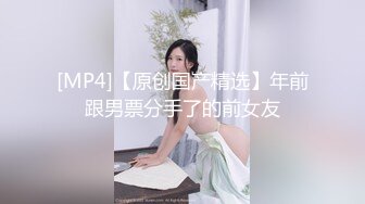 两个长发妹妹真放得开，全部脱光光，剃毛白虎都是蝴蝶逼