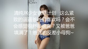 人妻黑丝连体，架起大炮，完美的屁股