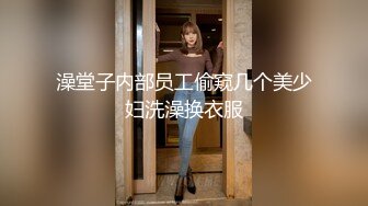 00后小姐妹在床上一起伺候小哥，口交大鸡巴舔乳头