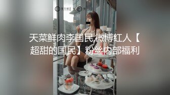 小巧的OL精致美少女，跟拍上厕所嘘嘘，蠕动的小穴十分诱人，尿完了还不舍得起来~