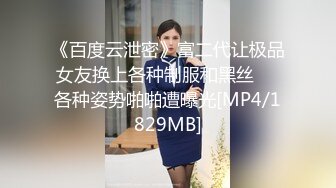 极品骚母狗跪着给大哥舔弄大鸡巴，样子好骚无毛白虎逼，让大哥无套抽插爆草