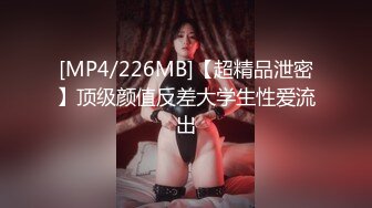 《母子乱伦》趁着中午家里没人还是忍不住冒险和妈妈打一炮❤️开始不同意但是一摸就像换了个人一样