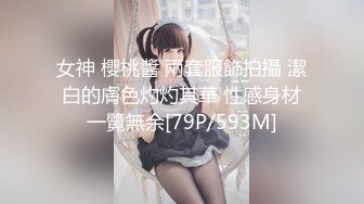 全景后拍极品时髦卷发妹白白嫩嫩的大屁股夹着肥美的鲍鱼超性感