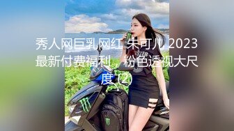 韩国变态男潜入写字楼女厕踩在厕兜上俯视偷窥美女尿尿被妹子发现尖叫估计得吓个半死