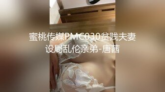 大奶肥臀超骚的小女人让大哥镜头前调教玩弄，小嘴塞满大鸡巴，撅着屁股舔菊花，无套爆草骚臀后入射在屁股上