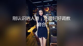 周末表妹来家里玩透过门缝偷窥她洗澡竟然一边洗澡一边用我的刮胡刀刮毛