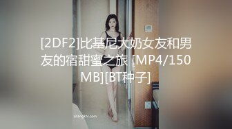 颜值不错美少妇腿上绑振动棒户外诱惑 开裆丝袜边吃饭震动再到厕所自慰