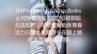 [MP4/ 2G] 两个骚逼让小哥哥激情双飞，主动上位享受小哥打桩机式快速抽插爆草，浪叫让小哥吃奶玩逼好姐姐帮忙玩骚奶子