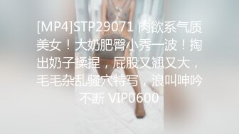 ⚫️⚫️坑神男扮女装潜入商场女厕，隔板缝中连续偸拍超多女性方便，多个年龄段，各种圆润大屁股