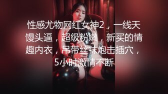 ❤️❤️奇怪妆容18嫩妹，微毛粉嫩小穴，纹身男吸奶操逼，两个好友旁边观战，趴在旁边玩嫩穴