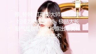 Skylar Vox 回到家在沙发上得到了一些大奶和一个胖屁股