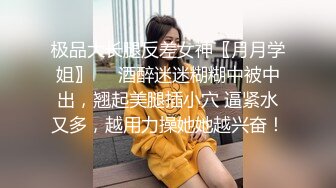 大哥的小女人露脸颜值不错，非常乖巧听话让大哥扒光了玩弄，先舔乳头再舔鸡巴和蛋蛋，无套抽插直接内射