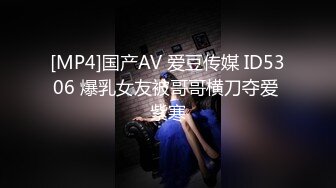 變態男穿上網襪護士制服和美眉做愛