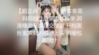 小白-有点像混血嗲嗲萌妹，全身粉嫩尖尖奶头美乳，小逼无毛非常粉，跪着翘起美臀，振动棒磨蹭出水，边插边震双管齐下