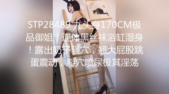 在她性感的 cosplay 中为我们带来了热脱衣舞表演！