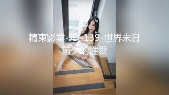 咚咚勾引我家直男室友, 一早起来看见他被我直男室友干,俩人站在楼道上操 走进一看还是无套的,于是好兴奋给他们拍下来 小骚逼叫得好骚,菊花被操得扑哧扑哧的响