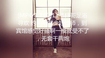 小哥会所享受大奶技师的莞式服务，水床精油SPA按摩，大奶子全身漫游蹭得好痒，又给口又给舔让吃奶子还让草