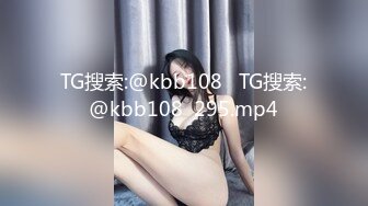 超短裙时尚人妖屁股里夹狐狸尾巴性感撩人假阳具自己插勾引猛男来操