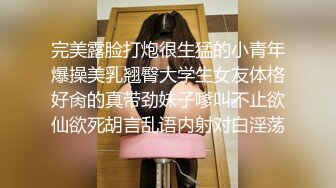 难得超粉美穴网红美女，今天炮友不在独秀，拨开内裤掰穴，无毛小穴嫩的出水